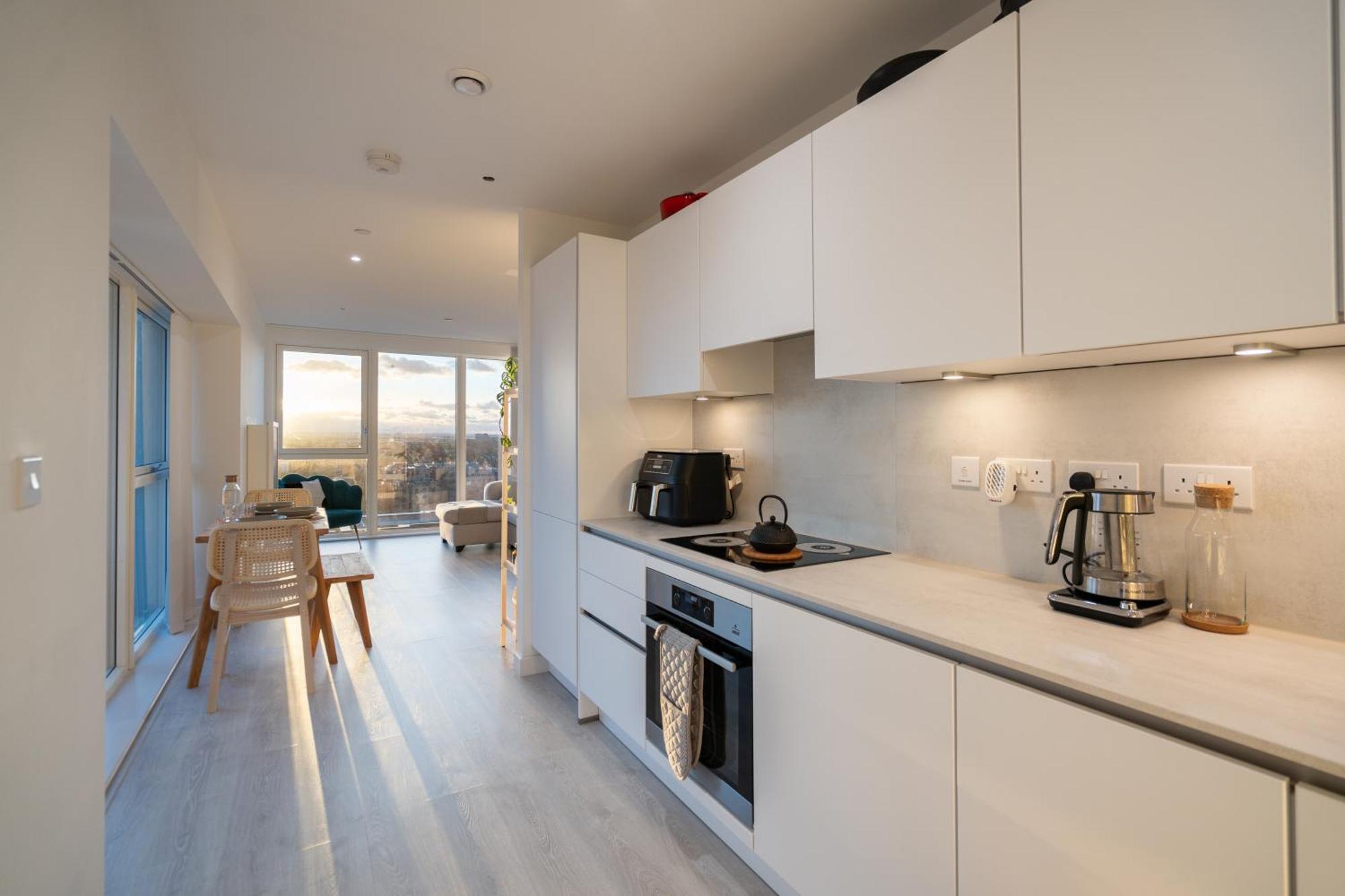 하운슬로우 Sunset Retreat: Steps From Heathrow/Twickenham 아파트 외부 사진