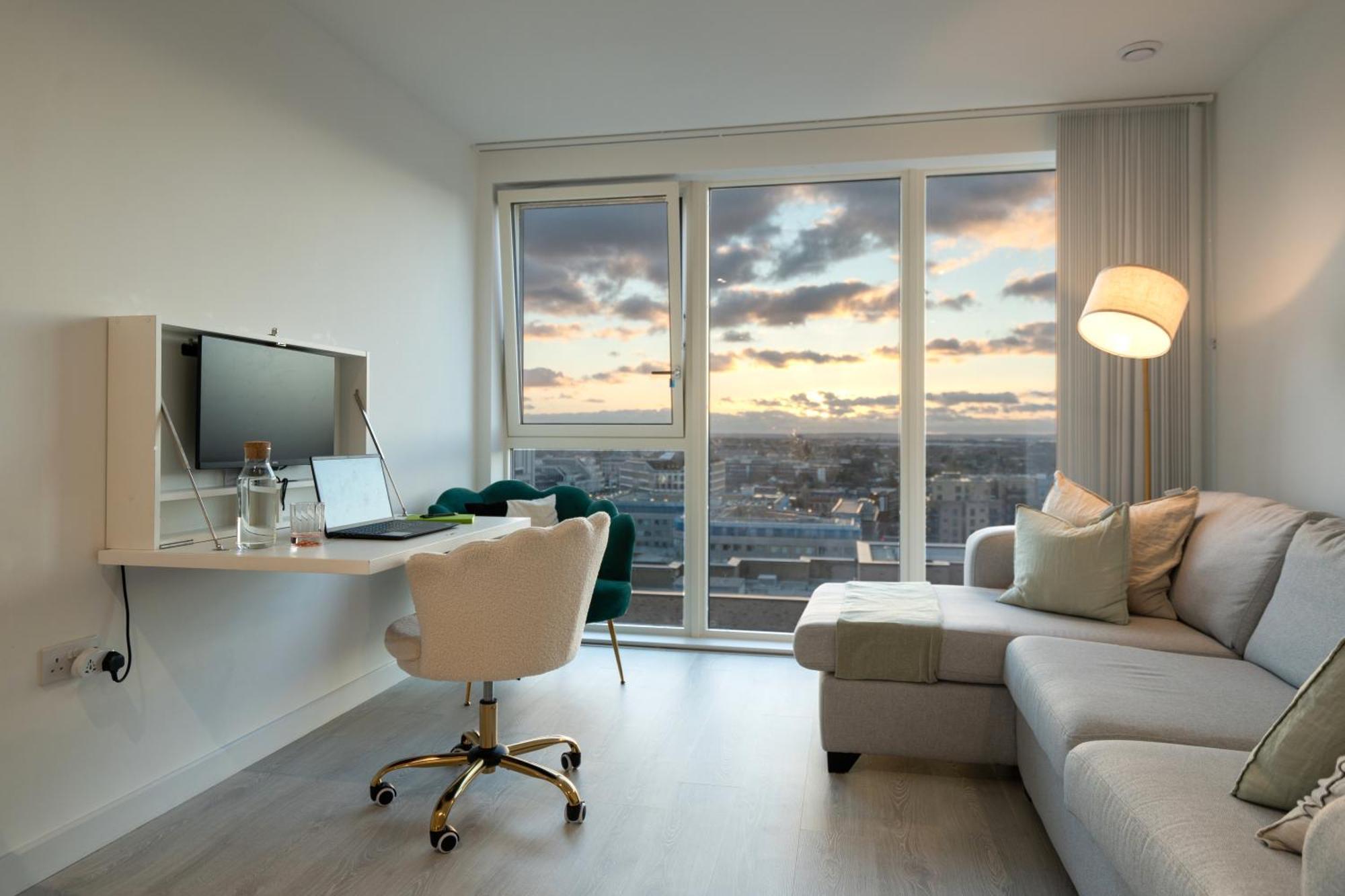 하운슬로우 Sunset Retreat: Steps From Heathrow/Twickenham 아파트 외부 사진