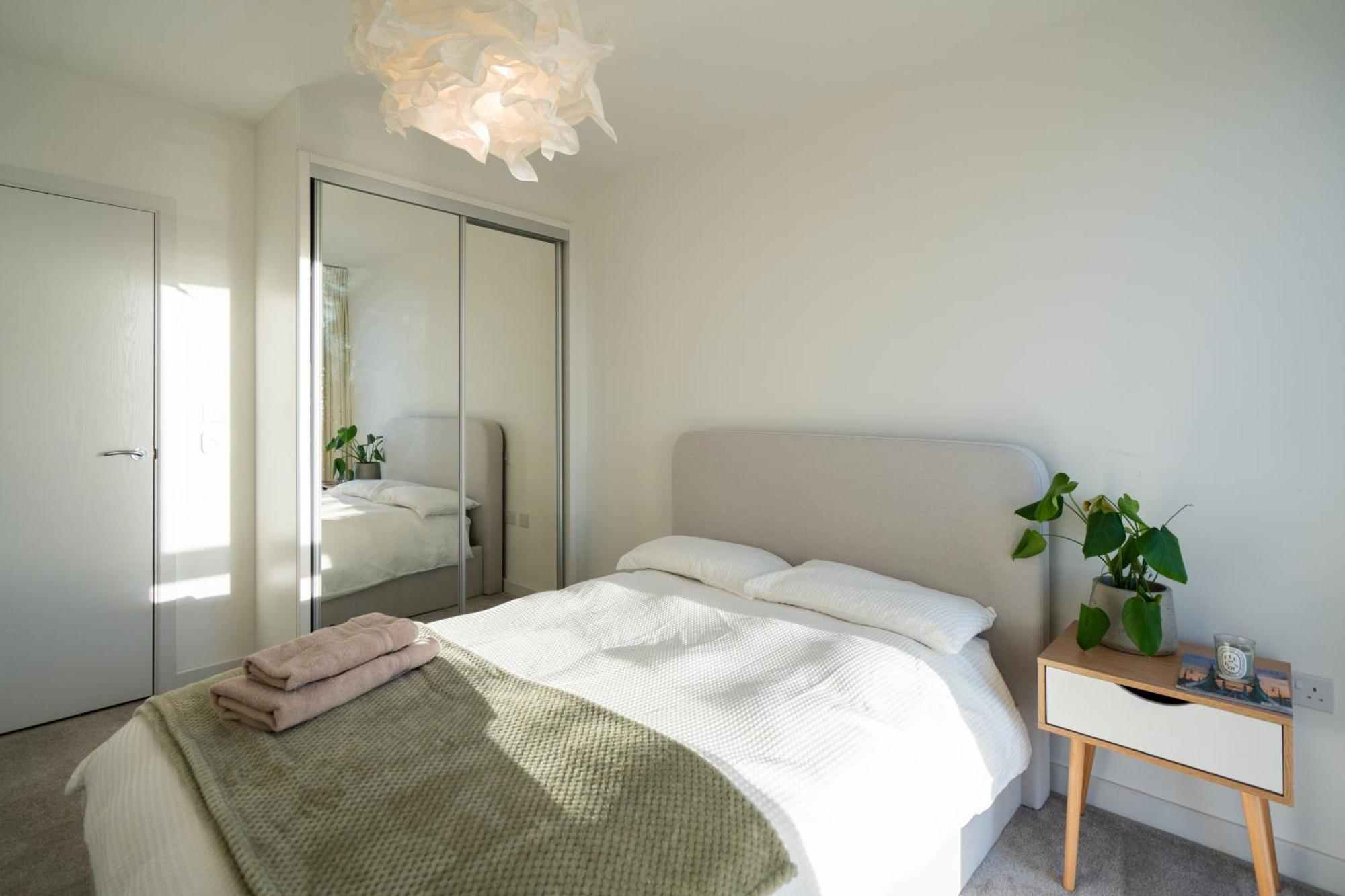 하운슬로우 Sunset Retreat: Steps From Heathrow/Twickenham 아파트 외부 사진